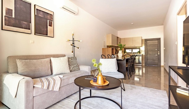 Sanders River Plaza - Cool 2-Bdr Apt with Balcony in Limassol