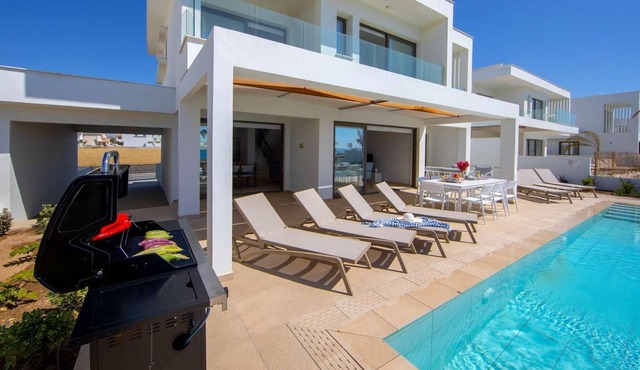Sauna, gym, fantastic sea views in Larnaca Bay