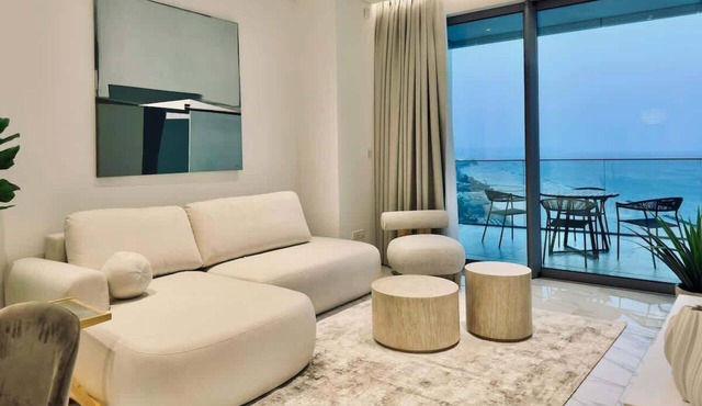 Seafront Luxury Apt W Balcony & Impressive Amenities
