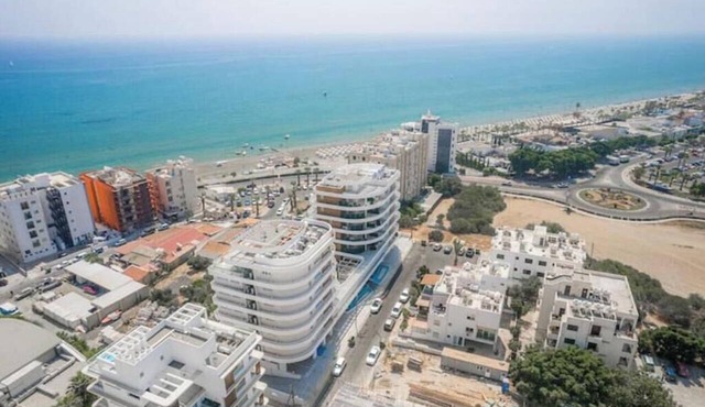 Seaview Pearl in Mackenzie with Pool & Jacuzzi in Larnaka