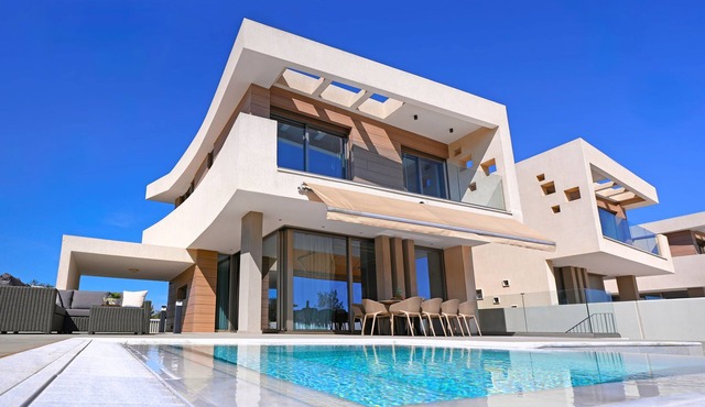Suncity Spirit - Luxury Beachfront Villa