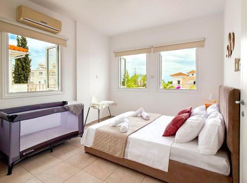 Sunny Villa with Hot Tub, Garden and 2 Bedrooms, 5 Minutes to the Beach