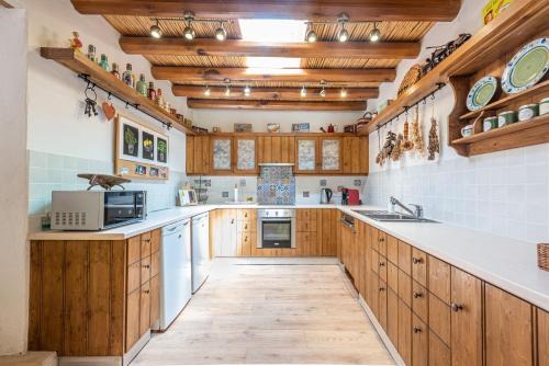 The Carob Tree Villa - Rustic Luxury Home With Access To Pool And Restaurant