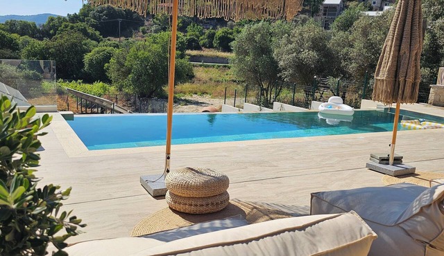 THE COTTAGE-Modern Tradition-Luxury 2-BR Boho Retreat with Private Infinity Pool