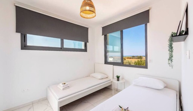 This amazing 2 bedroom villa is located at the peaceful Kapparis area