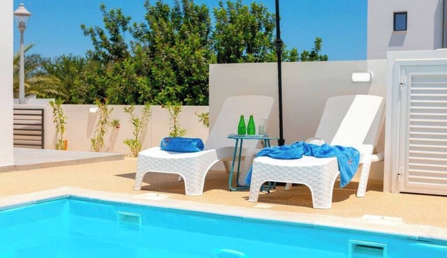 This amazing 2 bedroom villa is located at the peaceful Kapparis area