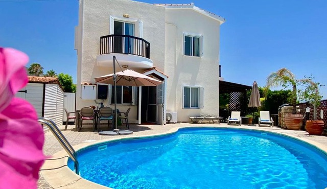 VILLA ALICIA with priv pool, beautiful garden and shady veranda- 5 min to the beach