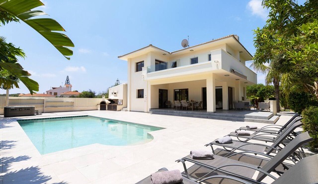 Villa Konnosa Photos