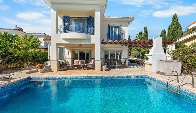 Villa Latchi Marina 3 - a villa that sleeps 6 guests in 3 bedrooms