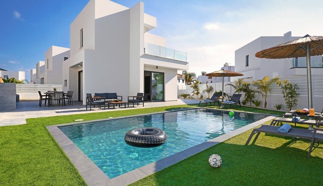 Villa MEROPE - 3Bed all En-suite with Private Pool in Paralimni