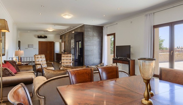 Villa Nicodemus - Four Bedroom Resort, Sleeps 8 in Kouklia