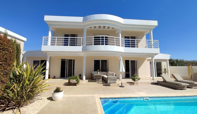 Villa Romano - Elegant 3-Bed Villa with Private Pool & Veranda, Close to the Sea