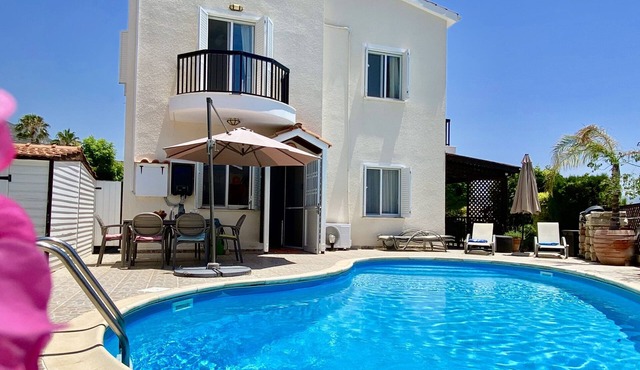 Villa with priv. Pool, beautiful garden and shady veranda - 5 min to the beach in Peyia