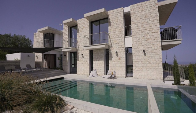 Zalia Zyprus: Modern home with Mountain and Sea Views, Infinity Pool, in Pano Akourdaleia