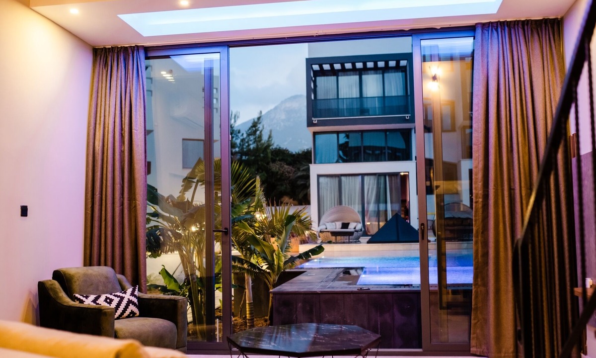 Karakum House | Chic Flat w Pool 5 min to Beach in Kyrenia