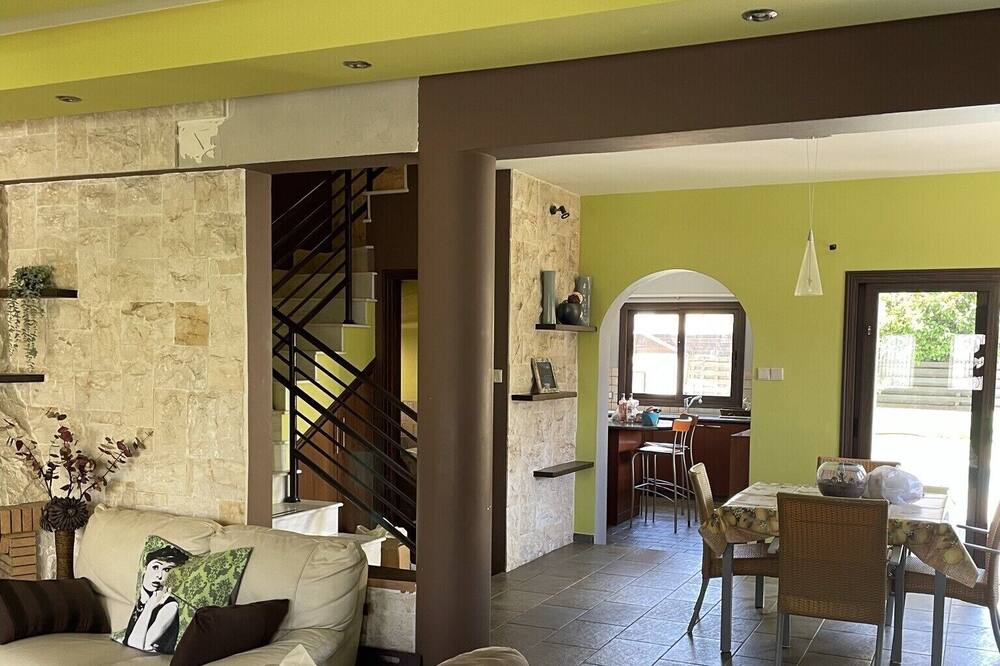 Universal House | Well situated comfortable luxury villa with swimming pool.