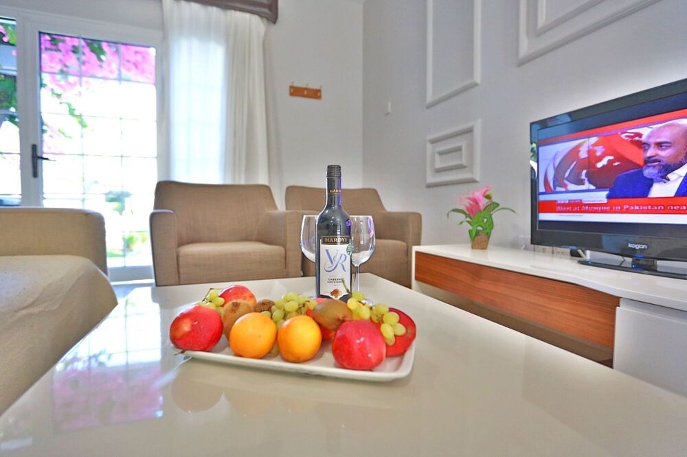 Zeytinlik Villa | Villa w Pool, Garden and Patio by Beach in Kyrenia