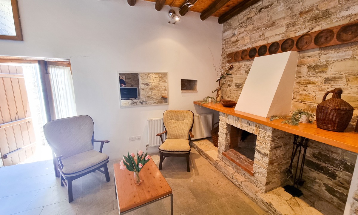 Skarinou Apartment | Traditional Village Pool Apartment