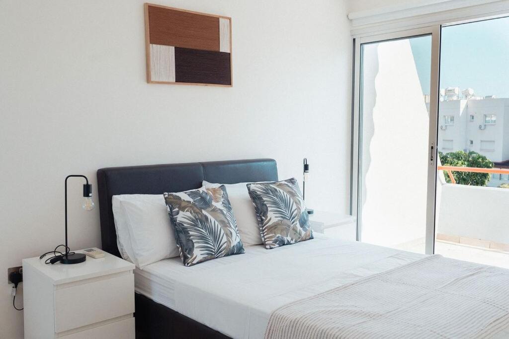 Agios Tychon Apartment | Coastal Chic 2BR - 3 Min to Beach Amathusia Apts