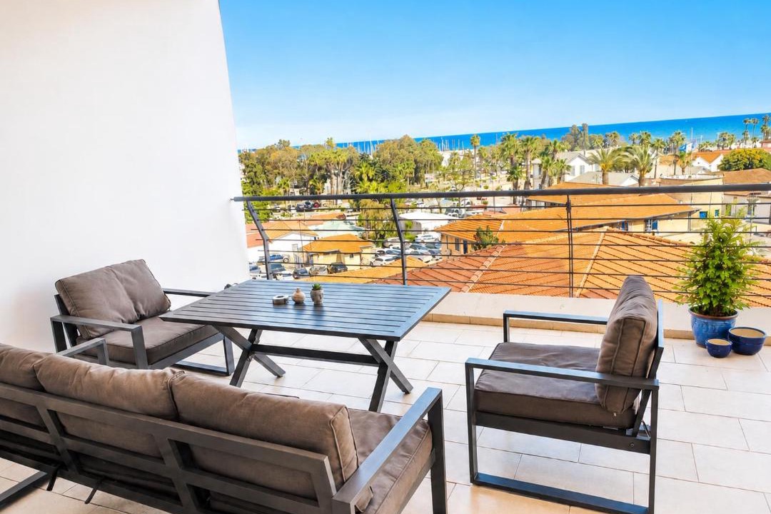 Larnaca Apartment | Relaxing Sea View & Sunrise from your Bed, 2-BDR Apt in tallest building in Larnaca - 3 min walk to Beach, by Blue Palm Living