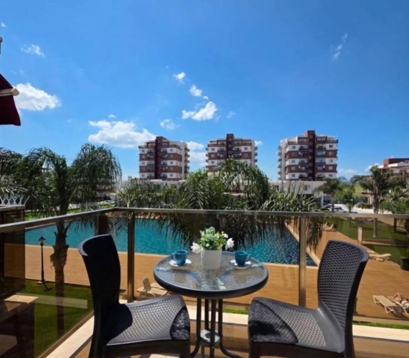 Trikomo Apartment | Kıbrısın gözdesi Long Beach de Havuz manzaralı stüdyo daire