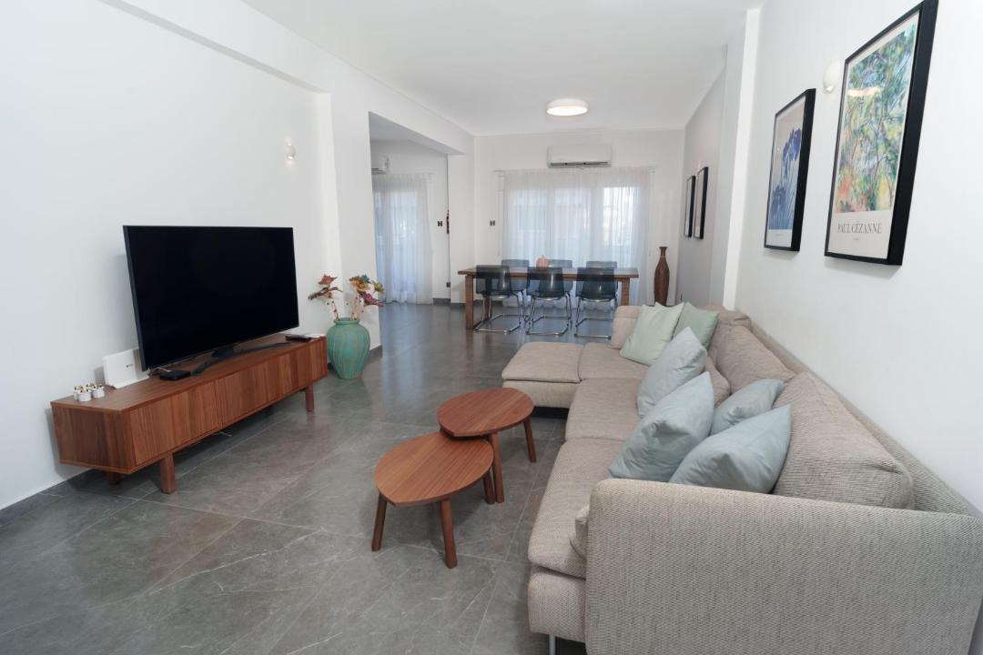 Larnaca City Centre Apartment | 3BDR Design Residence 125sqm 3 min to Finikoudes