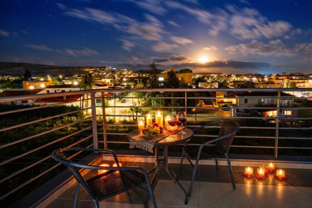 Koloni Apartment | Cosy Flat with Panoramic View, 15 min to Airport