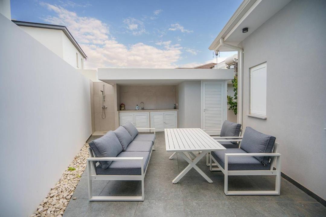 Oroklini House | Villa Oro Hills w private hot tub jacuzzi