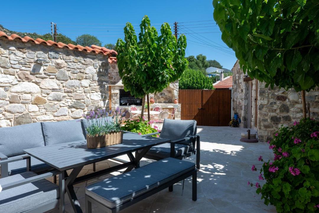Vasa Koilaniou House | Sousannou Stone House, 3 Bedroom Mountain Escape with BBQ and Fireplace