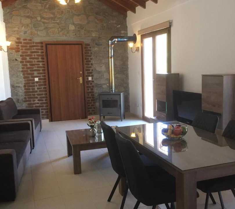Treis Elies House | Love Holiday Suite 1