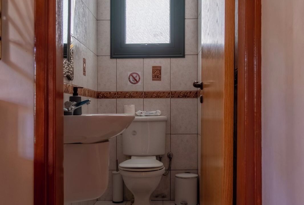 Photo of Bathroom in Politiko