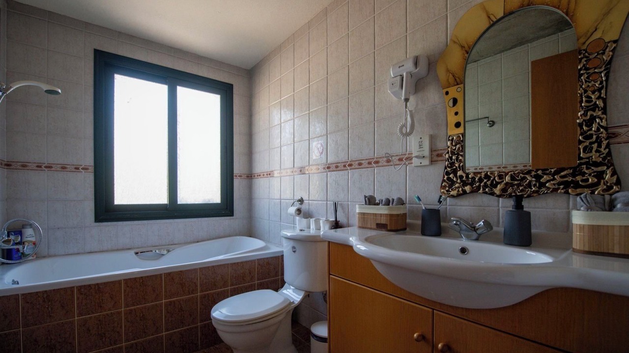 Photo of Bathroom in Politiko