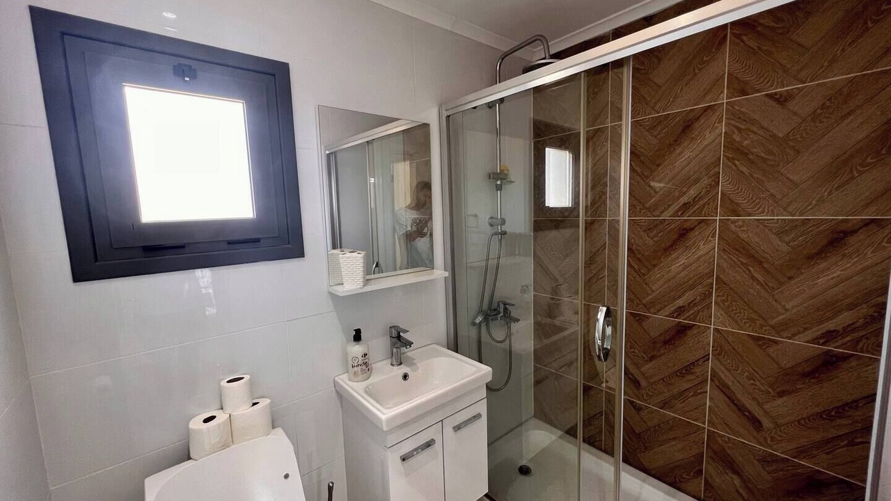 Photo of Bathroom in Politiko