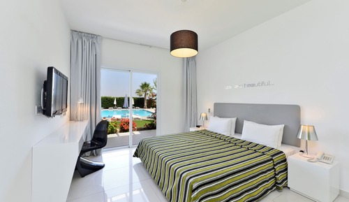 Classic Suite, 1 Queen Bed with Sofa bed, Pool View, Poolside