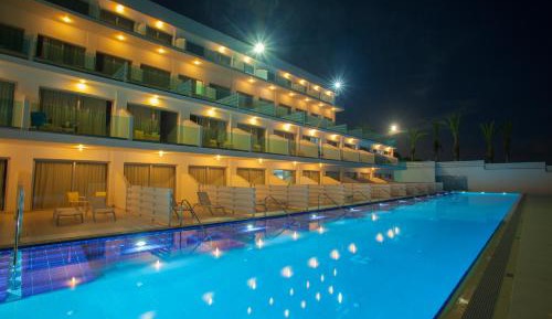 Swim-Up Room