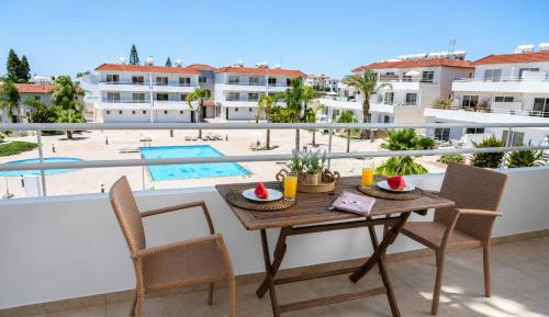 Apartment with Pool View 