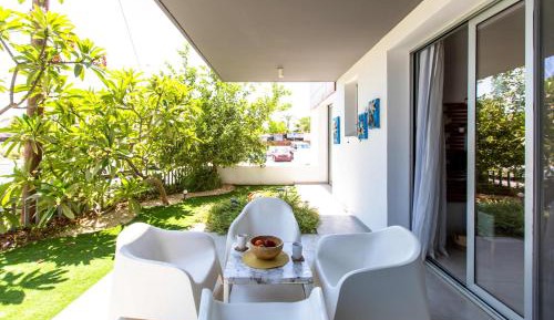 Apartment with Pool View 