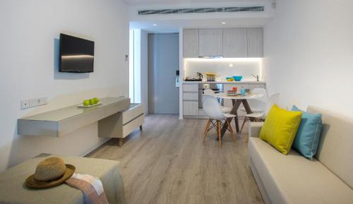 Deluxe One-Bedroom Suite