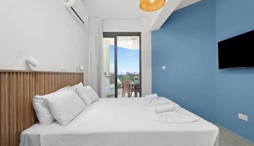 Suite with Side Sea View