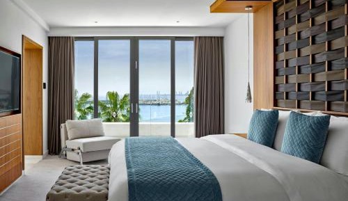 Panoramic, 1 Bedroom Larger Suite, 1 King, Sea view, Balcony
