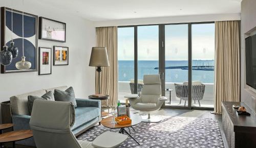 One-Bedroom Executive King Suite with Sea View