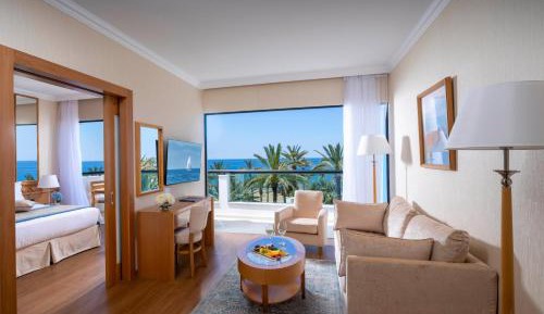  Deluxe Superior One Bedroom Suite Front Sea View
