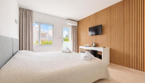 Connecting Rooms with Garden View