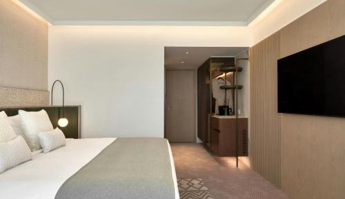 Premium King Poolside, Larger Guest room, Balcony