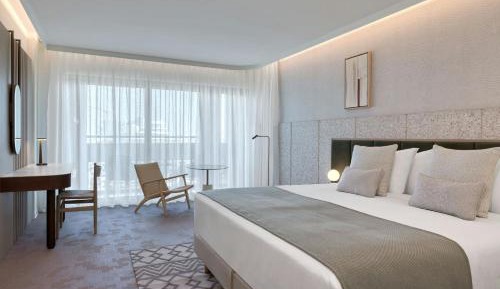 Premium King Skyline, Larger Guest room, Balcony