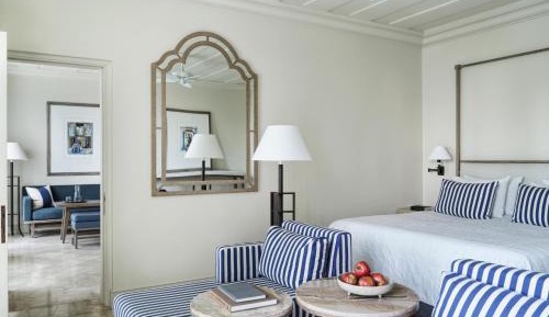  Family Interconnecting Studio Suites with Sea View