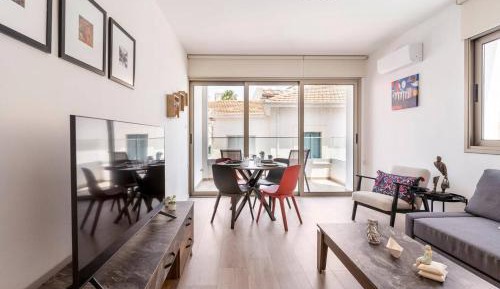 One-Bedroom Apartment with Balcony