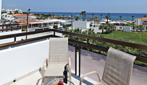 One-Bedroom Apartment with Side Sea View