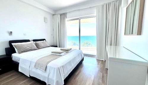 Two-Bedroom Apartment with Front Sea View