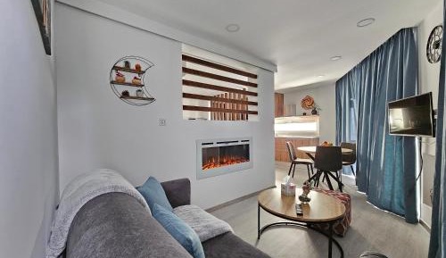 Apartment with Mountain View